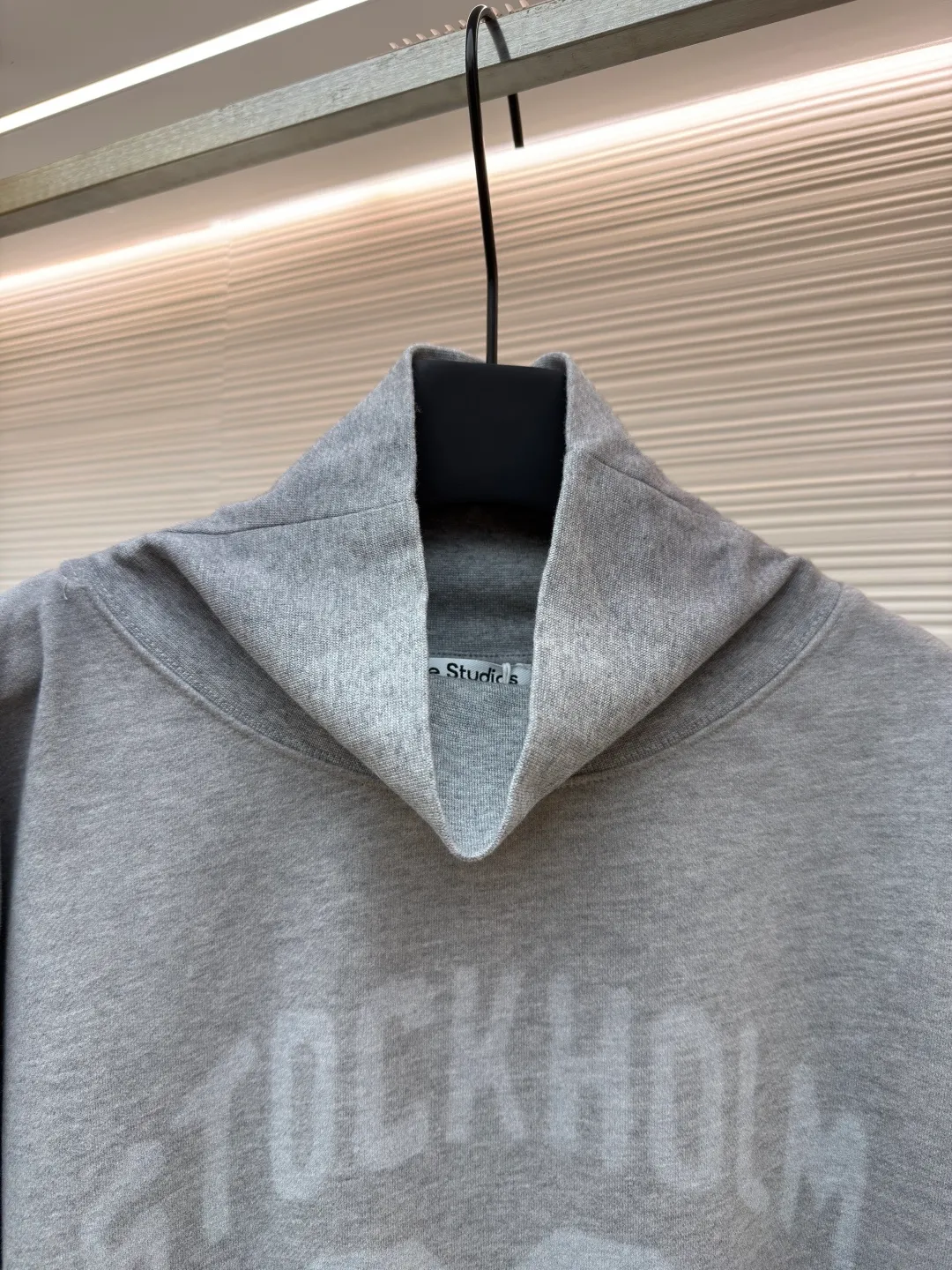 Acne Studios printed logo sweatshirt ●Original version: Purchased and developed for 4700 ●Item number: 1682167-A80 ●Fabric: Floral soft velvet nylon fabric ●Technology: Imported machine foam printing ●Color: Gray ●Version: Loose version ●Weight: about 610 grams ●Size: Shown in a subtle and restrained manner, it is embellished with the college-style seasonal logo pattern, and uses simple and tense lines to outline the personality logo. The hidden luxury beauty of sweatpants carved with Maliu craftsmanship. From rich to light, the color transition is natural and smooth, and the elegant style is like the precipitation of time. The suit attendance interprets the infinite possibilities of fashion from a unique perspective. Imported machine foam printing uses imported professional printing equipment to apply a special white slurry to the textile surface in a specific pattern through precise mechanical control. The foaming agent is thermally decomposed to produce gas, which expands the slurry to form a three-dimensional white foam pattern. Gradient special slurry spraying process sprays dyes of different colors on the surface of the fabric to achieve rich color changes in the clothes under different lights, increasing the visual layering. The fabrics have been carefully washed, have a better hand feel and texture, are not easy to deform, are not easy to shrink, are not easy to fade, and maintain long-term beauty. The overall wiring is straight and delicate, the fabric is comfortable and soft, and the color is consistent without color difference. It can be matched with the same style to create a fashionable look and control various occasions. Customized accessories, complete with three standards, same style for men and women!